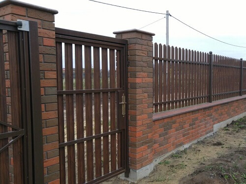 Установка забора из металлоштакетника в Светлогорске